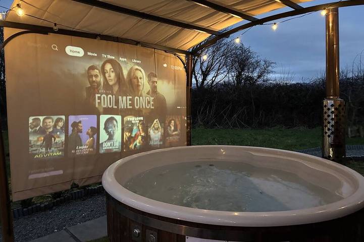 Log cabin for 4 people, with hot tub, with pets in North-Wales