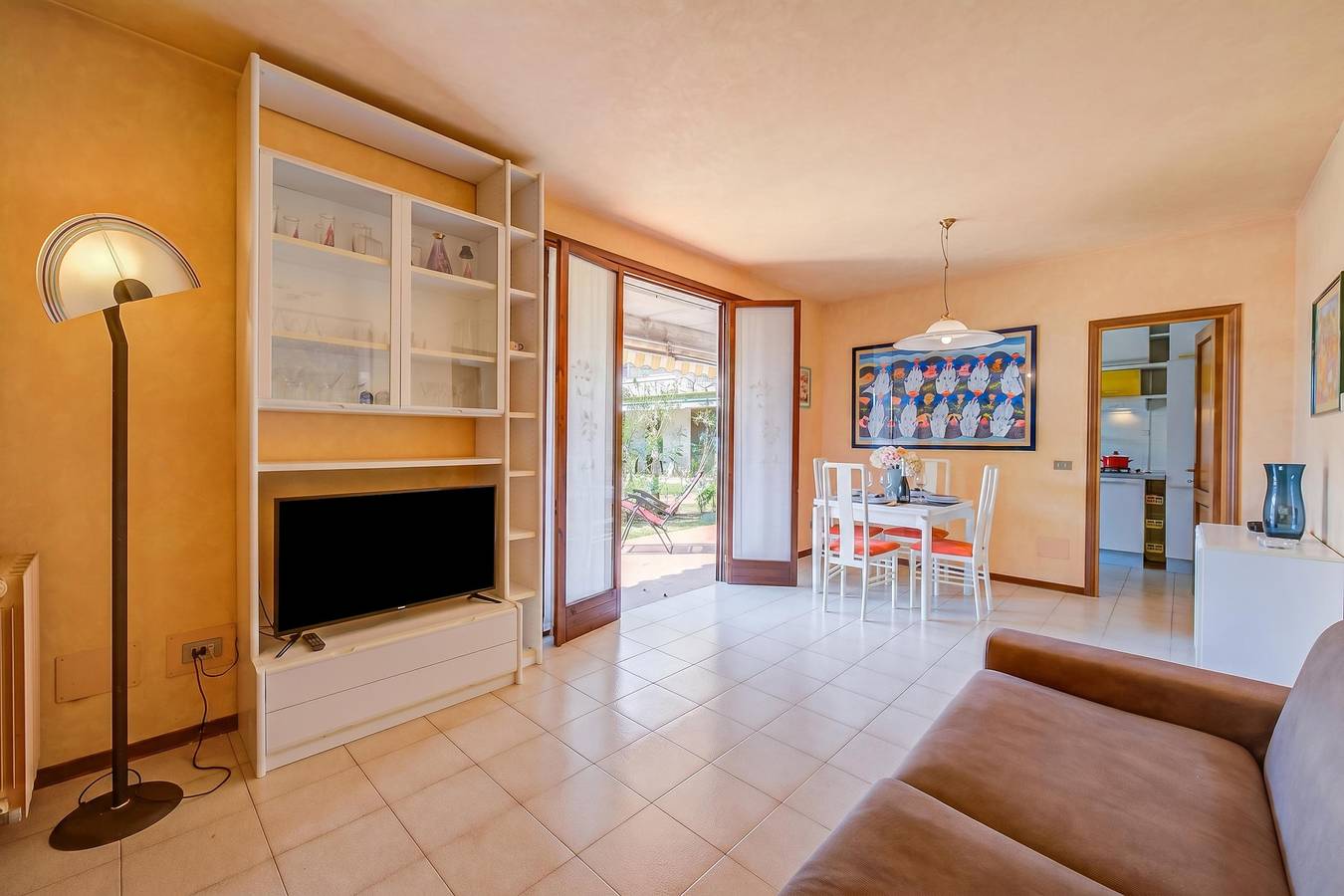 Ganze Wohnung, Cinzia Apartment Front Beach- Pool, Garage & Terrace in Colombare, Sirmione