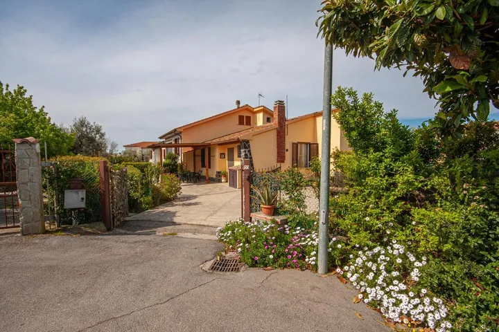 Casa de vacaciones para 3 personas, con terraza además de jardín y vistas - 1