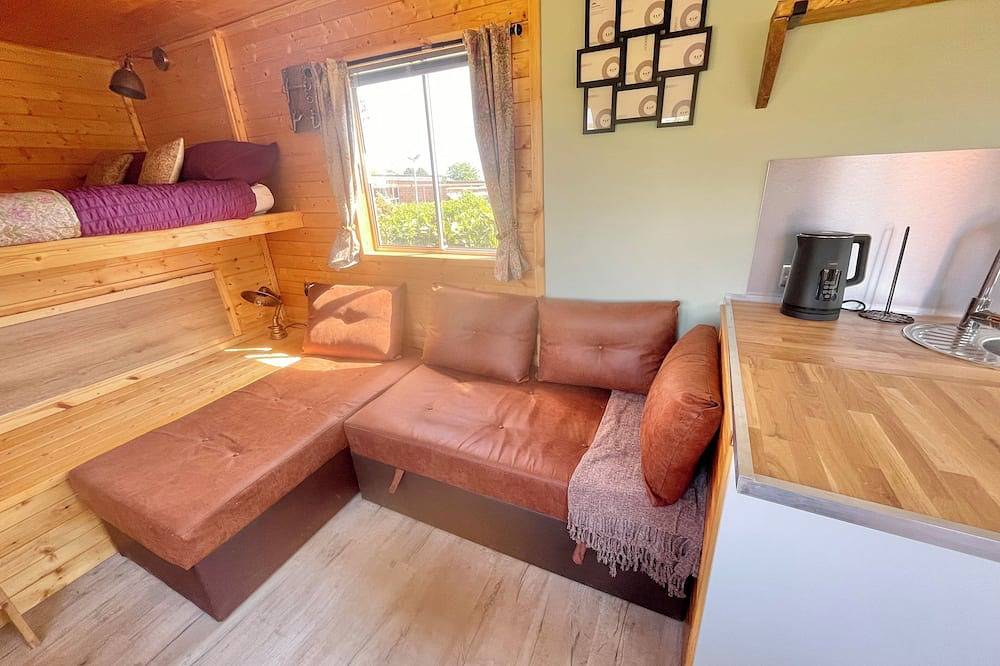 Luxury’s converted Bedford Tk horsebox in Northamptonshire