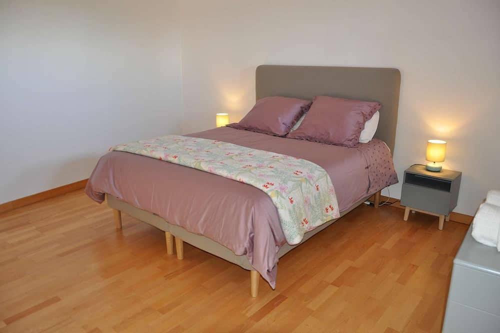 Holiday home in Lagnes, Luberon, pool table and swimming pool, panoramic view, pets allowed (1). in Lagnes, Parc naturel régional du Luberon