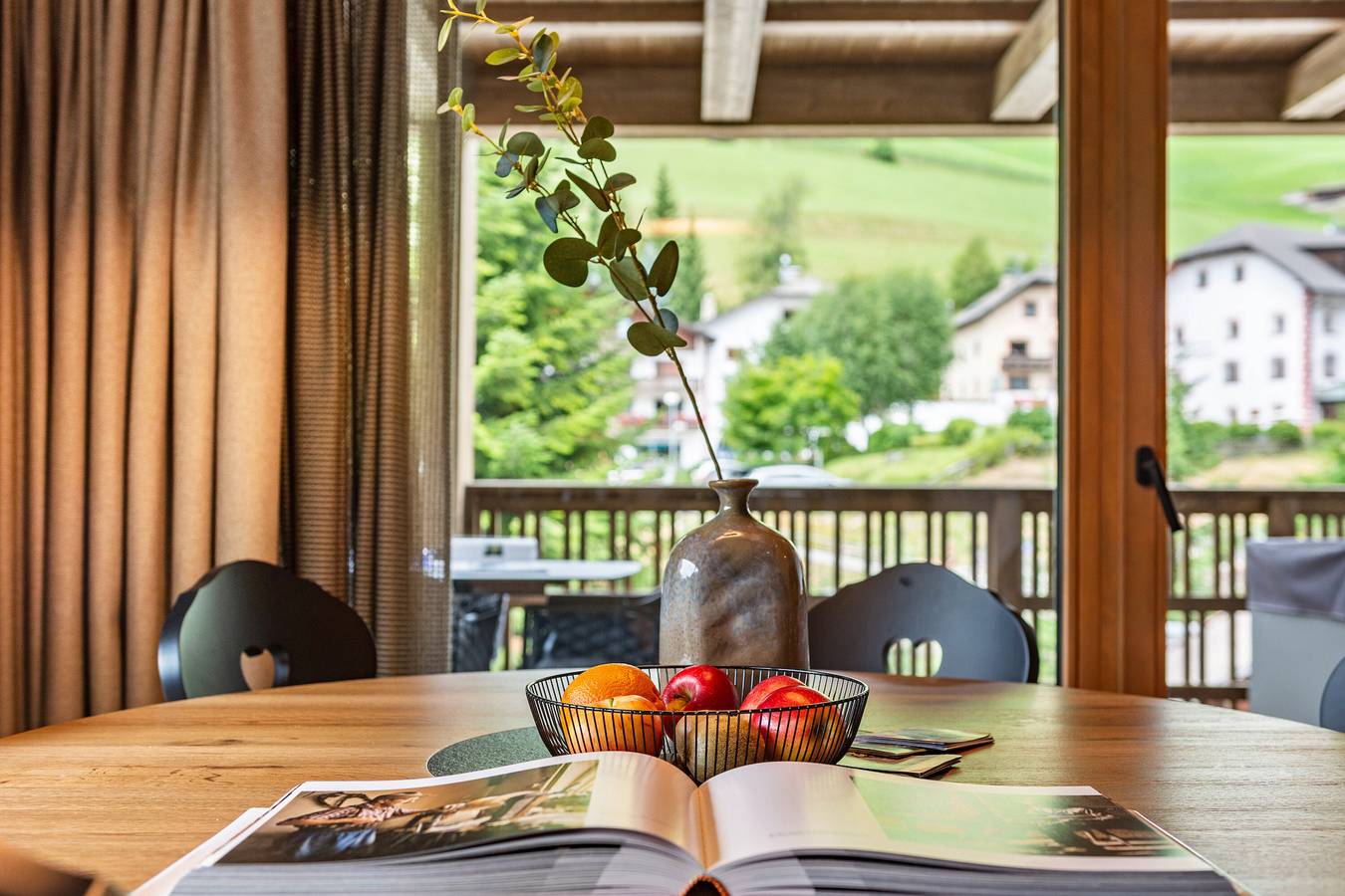 Entire apartment, Villa Sofia Apartment 'F' with Mountain View, Private Terrace and Wi-Fi in Plan da Tieja, Wolkenstein