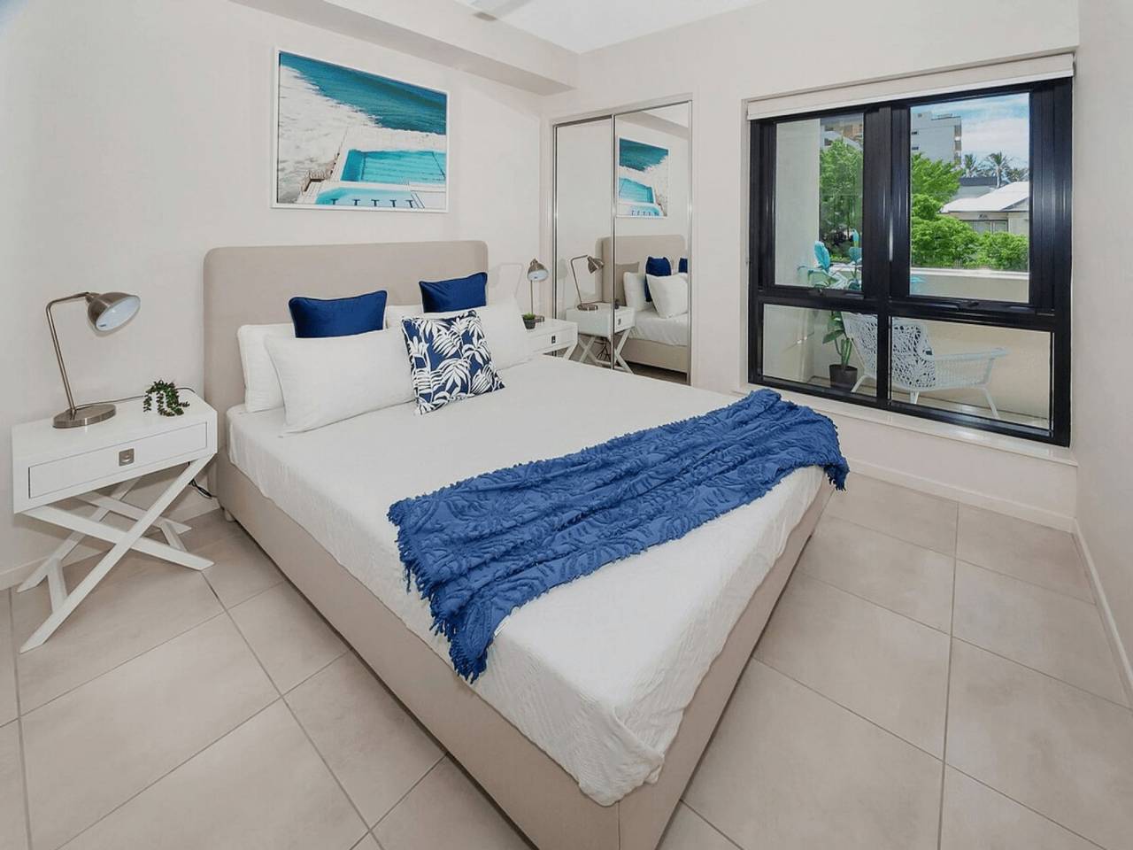 Hel lejlighed, Coastal 2-Bed with Parking & Pool by the Ocean in Cairns North, Cairns
