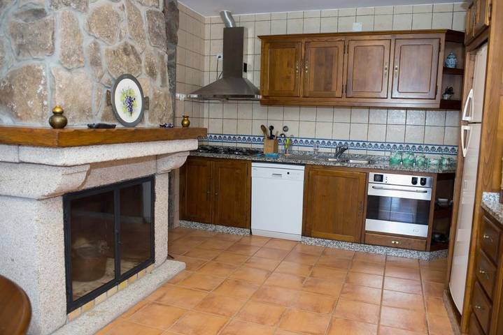 Gîte pour 4 personnes, avec terrasse ainsi que piscine et jardin dans Boticas - 3