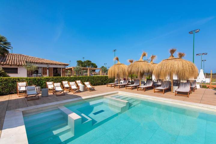 Hotel, mit Balkon und Whirlpool sowie Terrasse und Garten in Font de sa Cala - 2