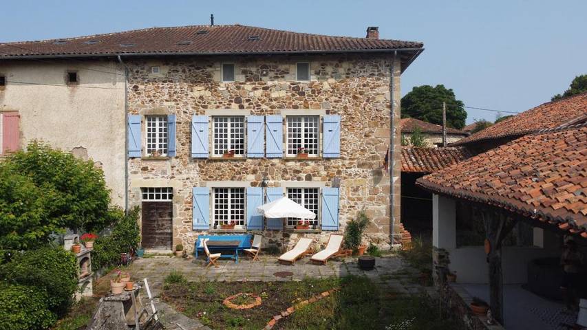 Chambre d’hôte pour 2 personnes, avec jardin ainsi que jacuzzi et terrasse à Lésignac-Durand