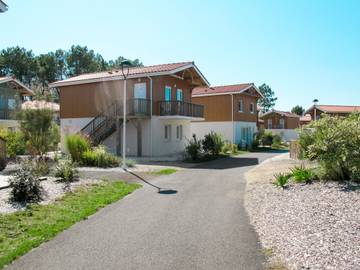 Gîte pour 6 personnes, avec sauna ainsi que bassin pour enfant et balcon à Parentis-en-Born
