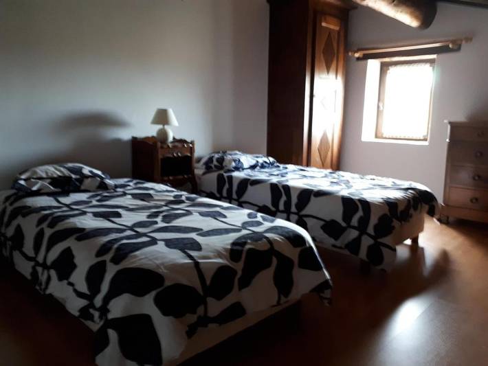 Location de vacances pour 6 personnes, avec piscine ainsi que vue et jardin à Cruis - 2