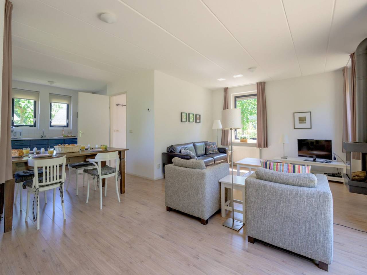Bungalow in Sondel near Slotermeer Lake in Ijsselmeer