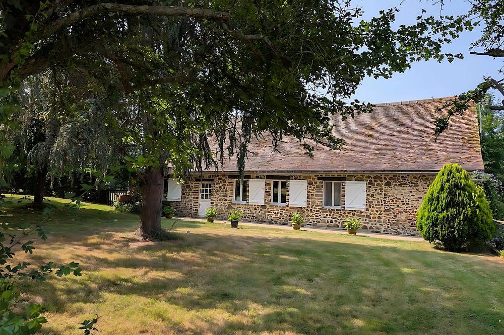 Private gîte La Bonne Marie - garden & pool - dog friendly in Thorigné-en-Charnie, Mayenne