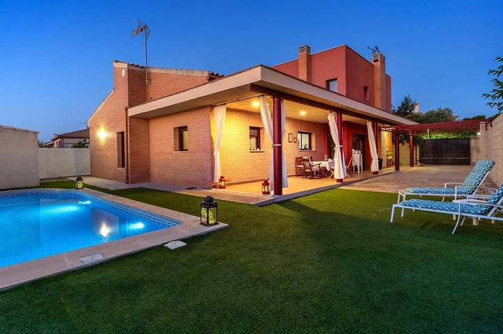 Apartamento para 9 personas, con Balcón y Terraza además de Jardín y Piscina en Cobisa