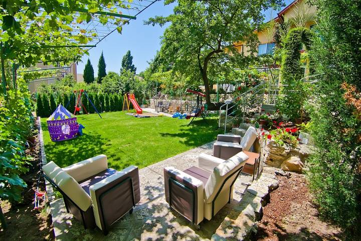 Ferienhaus für 5 Personen, mit Balkon und Whirlpool sowie Terrasse und Garten in Bulgarien