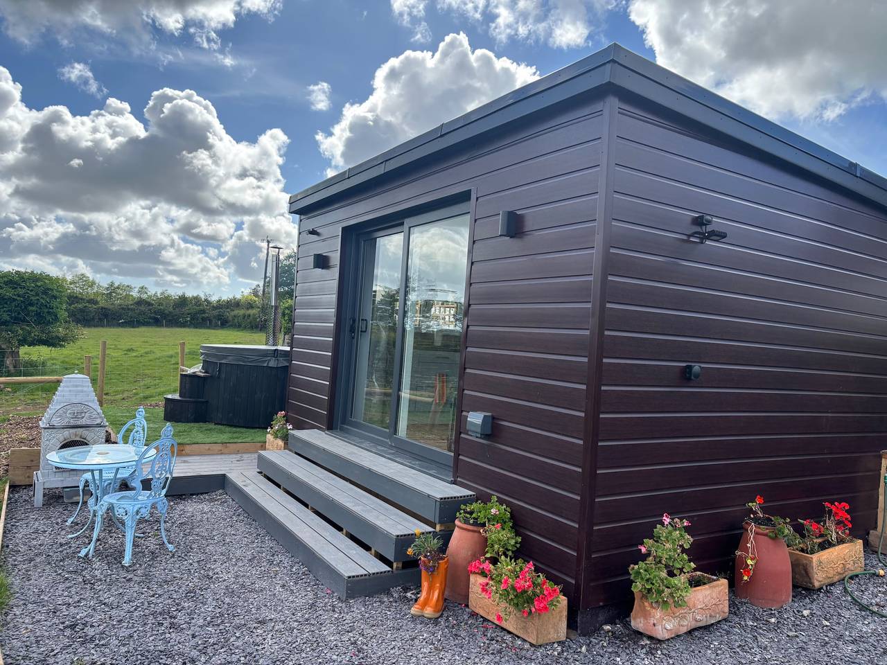 Hot Tub Getaway, Snowdon Views, Peaceful Stay in Isle of Anglesey