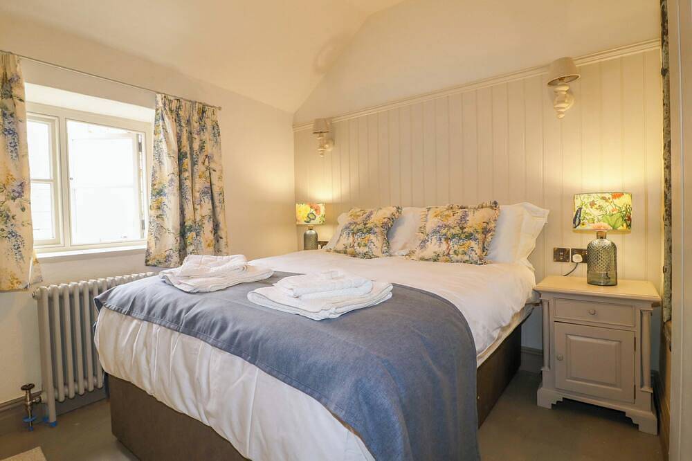 Hope Cottage, family friendly, with open fire in Great Longstone in Great Longstone, Derbyshire