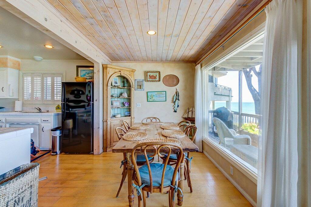 Achten Sie auf Delfine und Wale von diesem Ozean Verleih mit Kamin & Deck in Cayucos, San Luis Obispo County