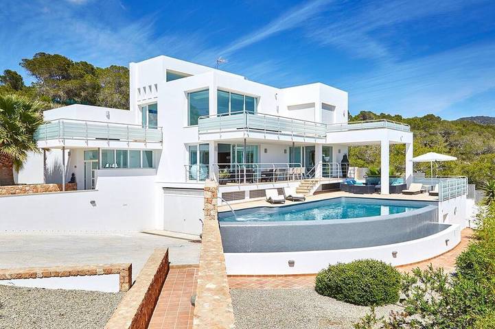 Villa for 10 people, with terrace and garden in Cala Tarida