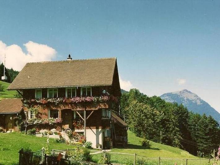 Ferienwohnung für 6 Personen, mit Balkon und Terrasse sowie Garten und Ausblick am Vierwaldstättersee
