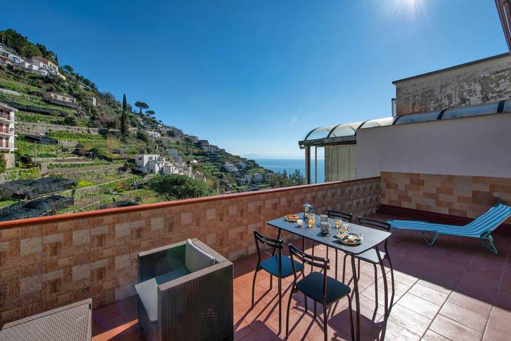 Ferienwohnung für 4 Personen, mit Balkon und Terrasse sowie Ausblick in Amalfi