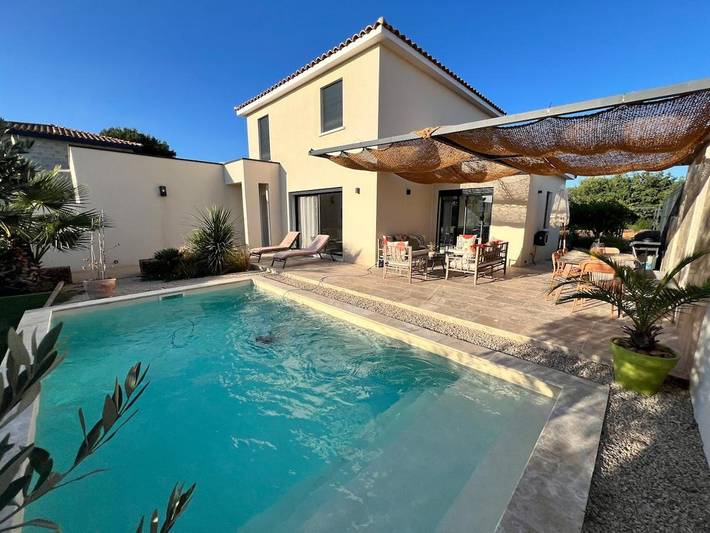 Villa pour 8 personnes, avec vue ainsi que piscine et jardin