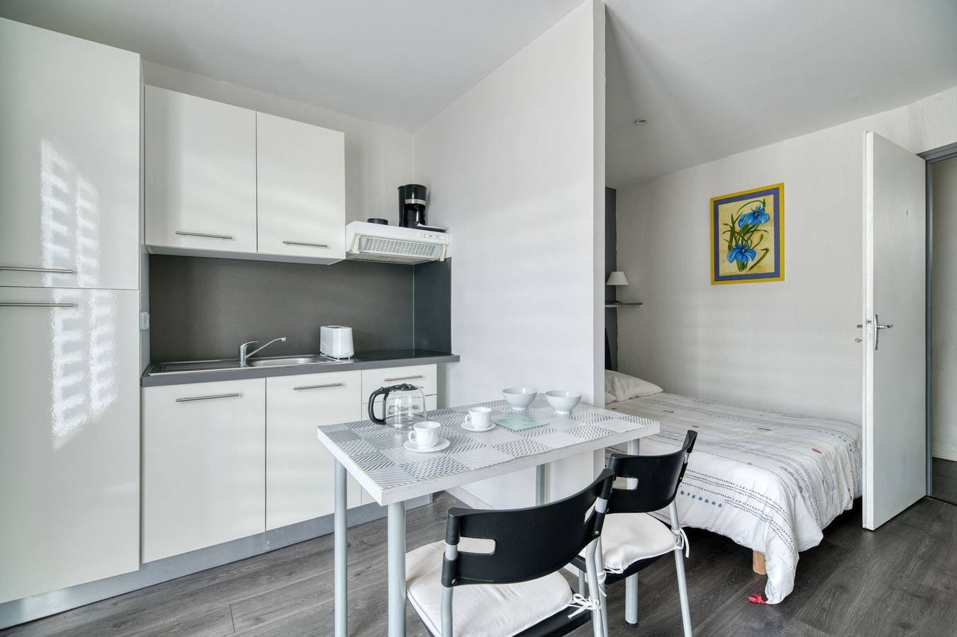 Entire studio, Studio Apartment 'Le Laurier' with Private Terrace, Shared Garden and Wi-Fi in Lherm, Toulouse region