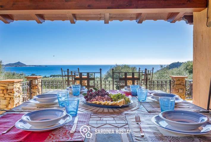 Villa pour 6 personnes, avec balcon ainsi que jardin et vue à Villasimius