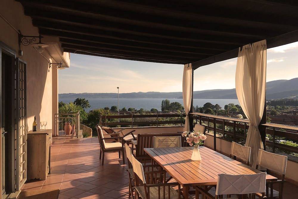 Villa mit großer Terrasse, Garten und Traumblick in Trevignano Romano, Braccianosee