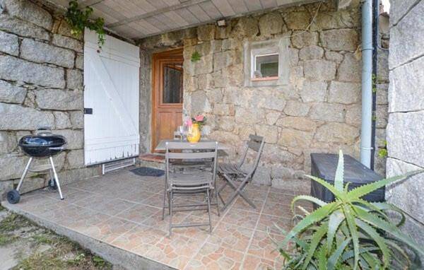 Gîte pour 3 personnes, avec vue et terrasse, animaux acceptés à Petreto-Bicchisano - 2