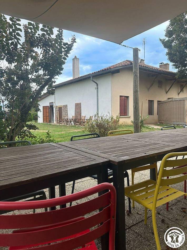 Gîte pour 12 personnes, avec jardin ainsi que terrasse et piscine dans Cruzilles-lès-Mépillat