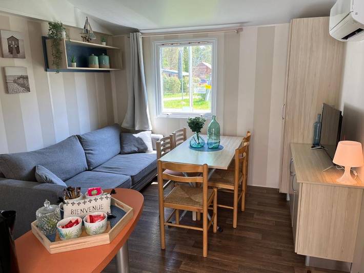 Chalet pour 7 personnes, avec terrasse ainsi que vue sur le lac et piscine