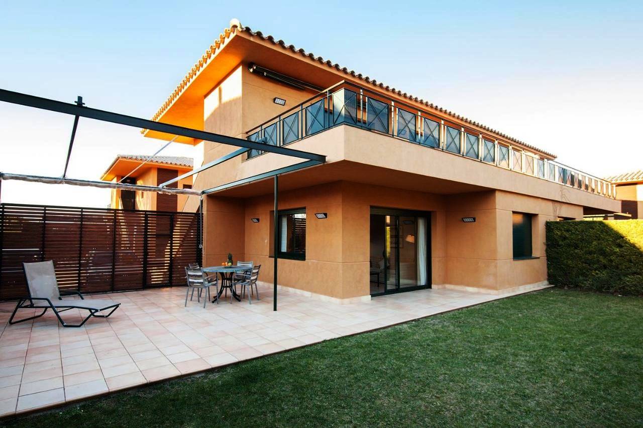 Apartahotel Suites Vila Birdie in Navata, Oberampurien