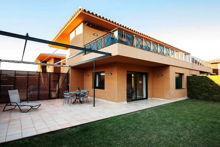 Location de vacances pour 3 personnes, avec jardin et sauna ainsi que jacuzzi et piscine à Navata - 2