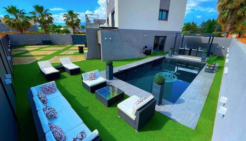 Chalet para 8 personas, con vistas además de jardín y piscina - 1