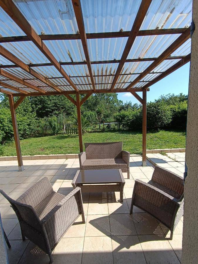 Location de vacances pour 6 personnes, avec jardin ainsi que vue et piscine, animaux acceptés à Saint-Simon-de-Bordes - 2