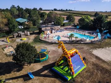 Mobil home pour 5 personnes, avec piscine et terrasse, animaux acceptés à Naucelle