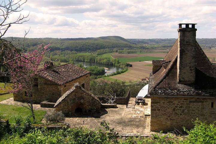 Location de vacances pour 8 personnes, avec terrasse et jardin à Bézenac