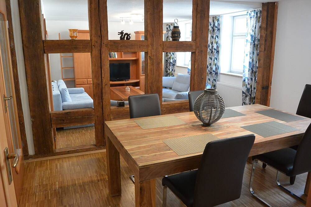 Ganze Wohnung, Fewo Zentrum Bayreuth: Große Balkonwohnung S9 (5***** Sterne) Balkon, Garagen, in Frankenalb