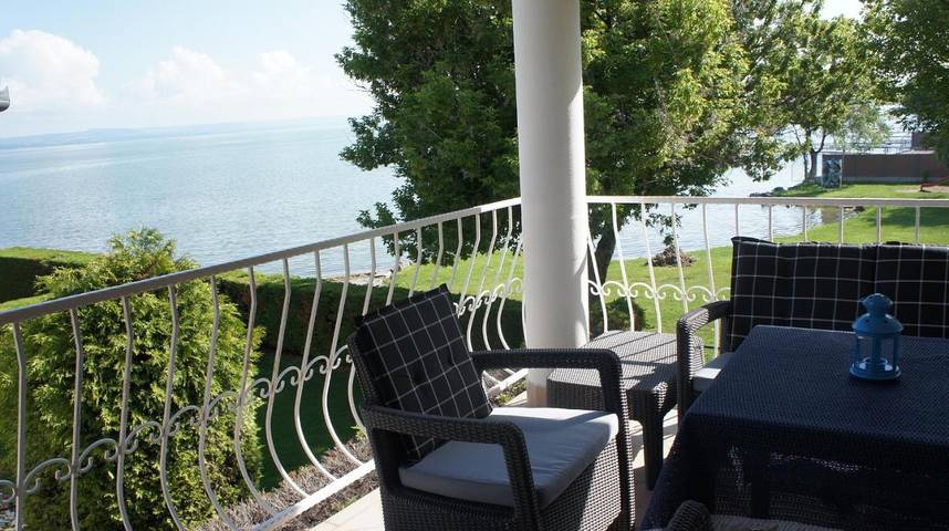 Ferienwohnung für 2 Personen, mit Balkon und Terrasse sowie Garten und Seeblick in Balatonboglar