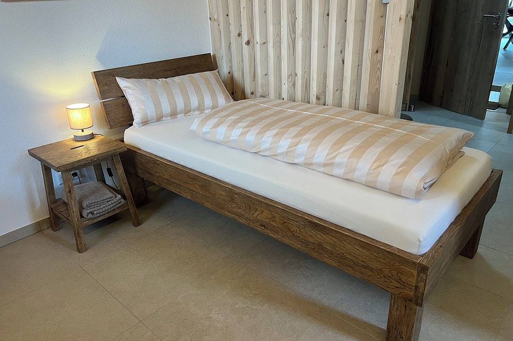 Ganze Wohnung, Ferienwohnung 1 Zi., 1 bis 3 Pers, 35 qm, Balkon, entlang am Fluss, Bodensee nah in Singen, Hegau