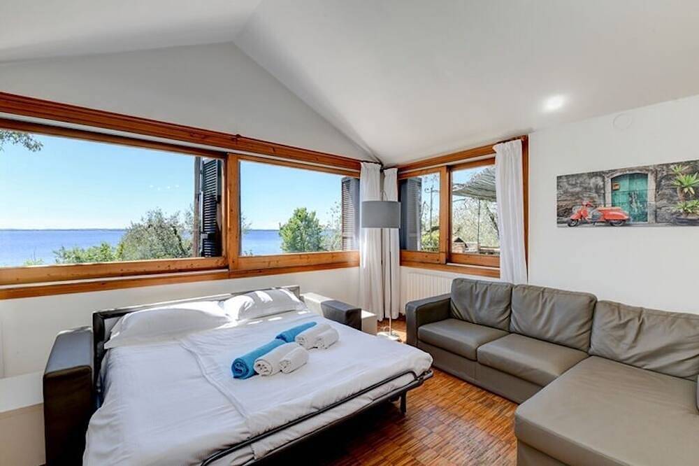Casa Raffaella: Waterfront private villa, private Pool, near town and lake in Moniga del Garda, Gardasee-Berge