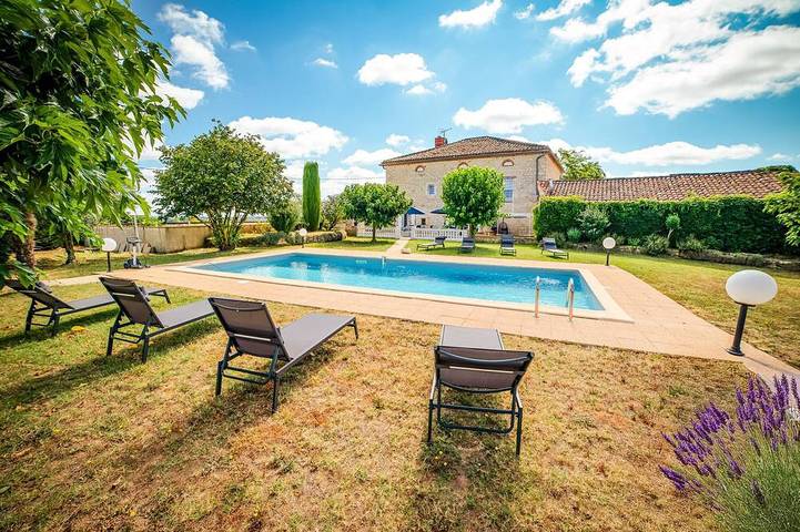 Villa pour 10 personnes, avec jardin ainsi que terrasse et piscine, animaux acceptés