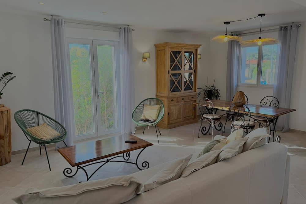 Entire apartment, Charming 48-square-meter one-bedroom apartment for four people in a quiet location with a terrace in Provence in Pélissanne, Aix-en-Provence region