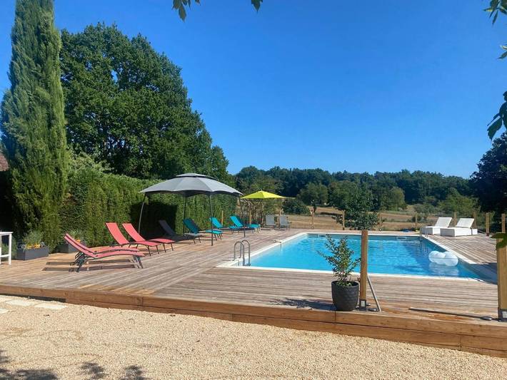 Location de vacances pour 24 personnes, avec vue ainsi que jardin et piscine à Coulaures