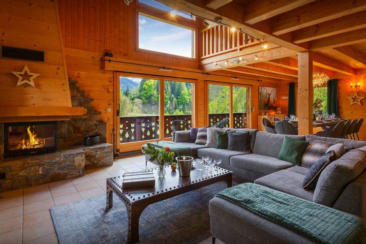 Gîte pour 12 personnes, avec Balcon et Jacuzzi ainsi que Terrasse et Jardin à La Côte-d'Arbroz