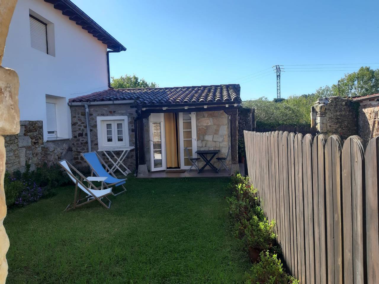 Estúdio Minimalista em Galizano com Terraço Privado, Jardim Privativo e Wi-Fi in Galizano, Ribamontán al Mar