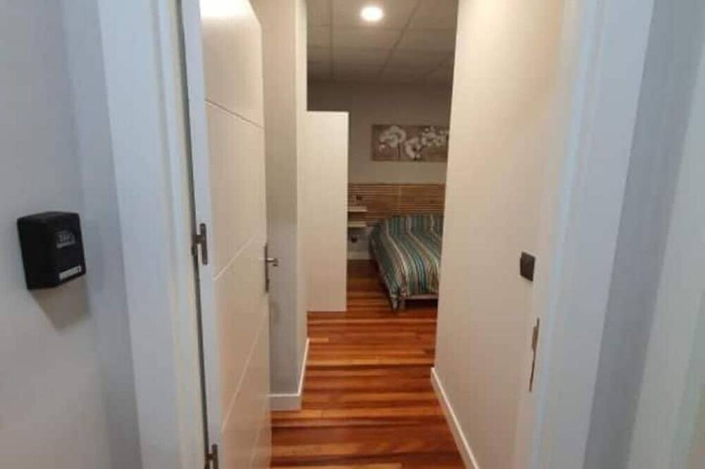 Cozy Private Room with Garage, Steps from the Guggenheim in Bilbao, Bizkaia