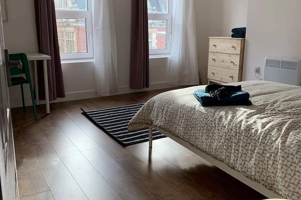 Entire apartment, Nr Grand Hotel-Master Bedroom With A City View in Leicester, Heart of England