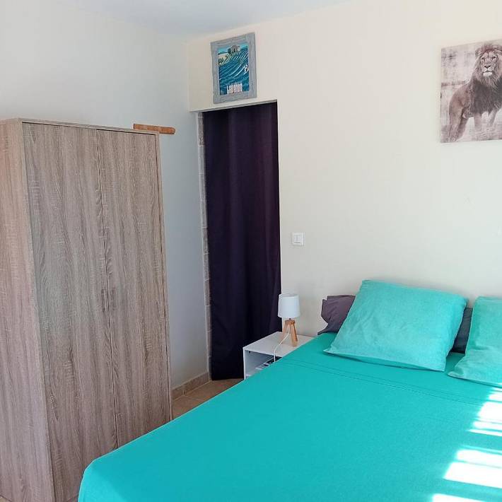 Location de vacances pour 2 personnes, avec terrasse et jardin ainsi que piscine et vue à Le Luc - 4