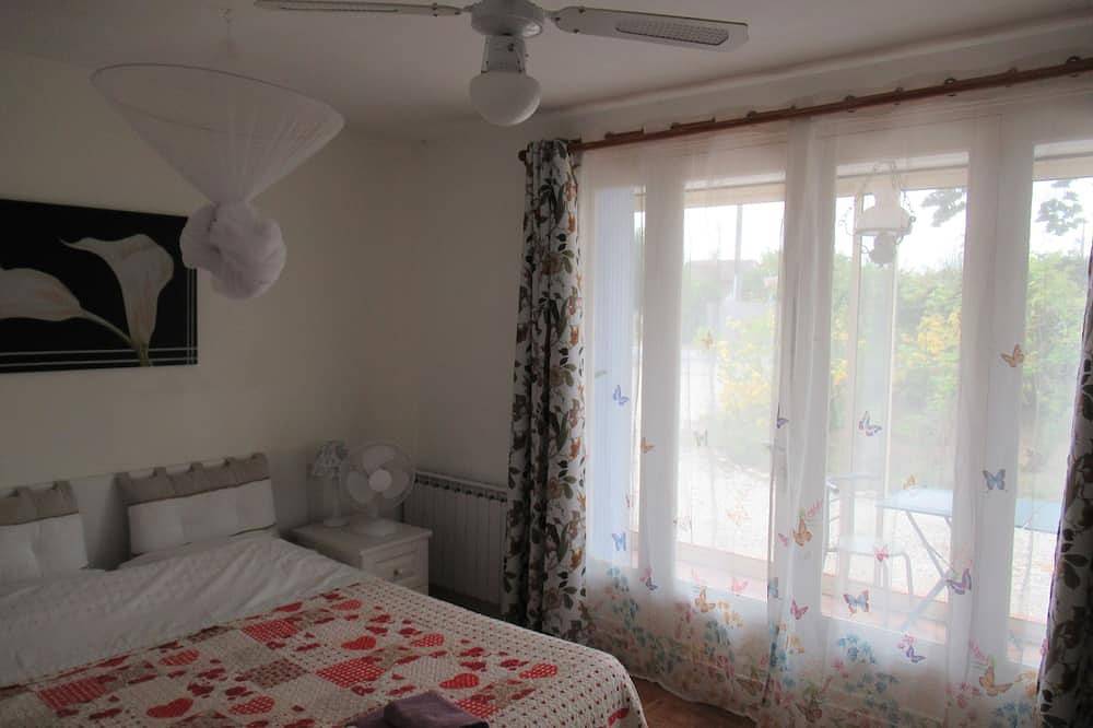 Gîte de 3 chambres avec piscine privée près de Bergerac, Dordogne in Cahuzac, Région de Villeneuve-sur-Lot