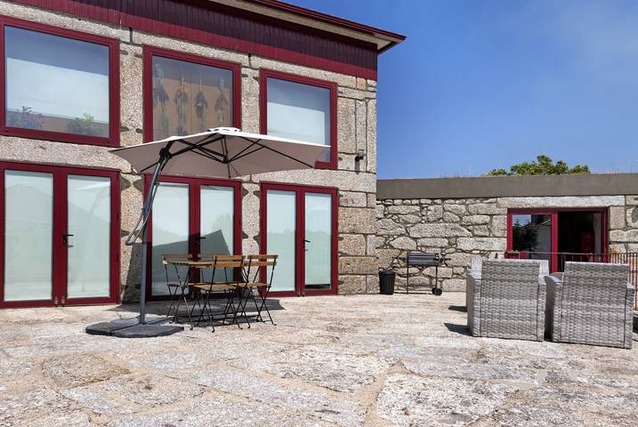 Villa for 4 people, with lake view and garden as well as sauna and children pool in Portugal