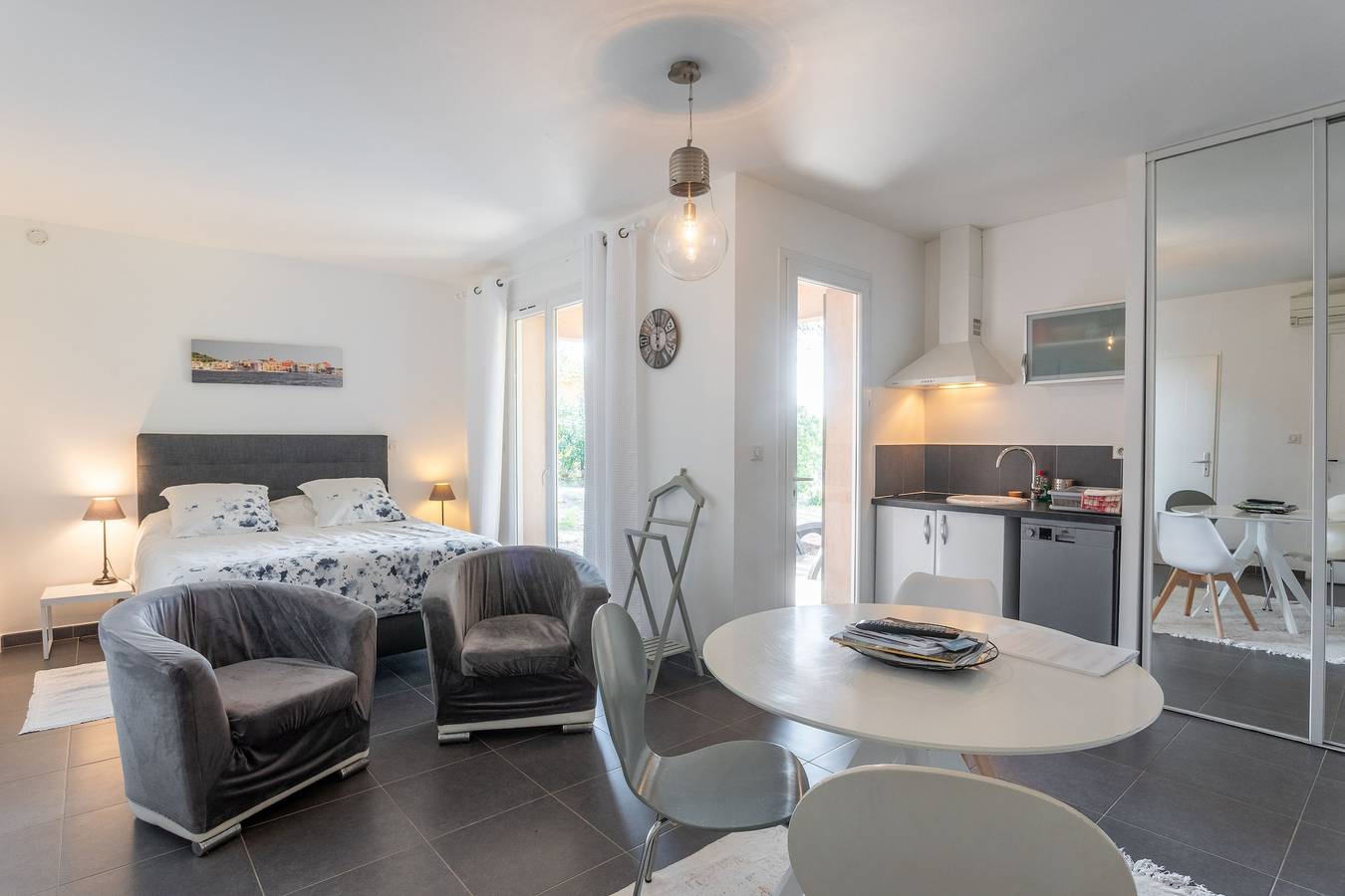 Entire studio, Studio "1 - Le Mas Du Soleil" with Shared Pool, Wi-Fi, and Air Conditioning in Sainte-Maxime, Mediterranean Coast (France)